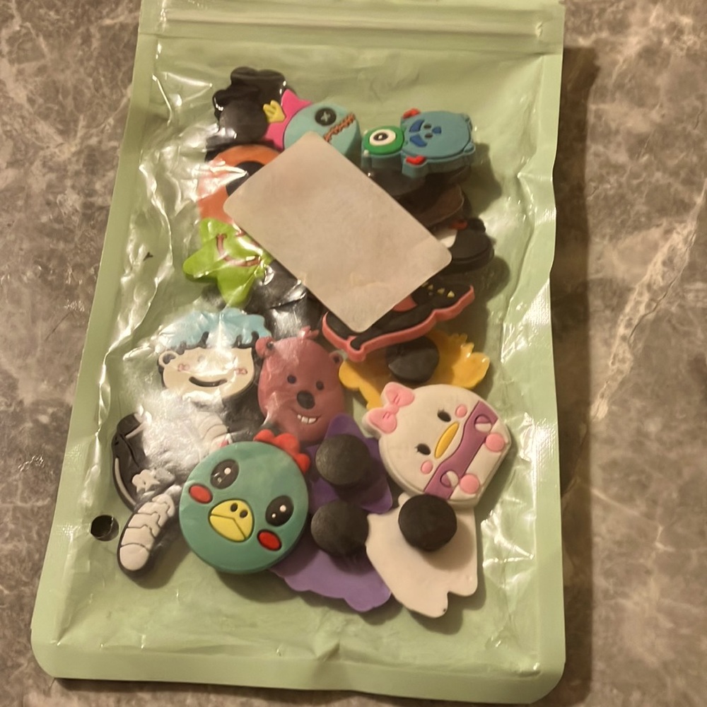 20pcs- jibbitz shoe charms (Random)